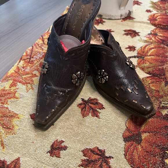 Beautiful BCBG leather mules size 6 1/2 great condition - Picture 2 of 3